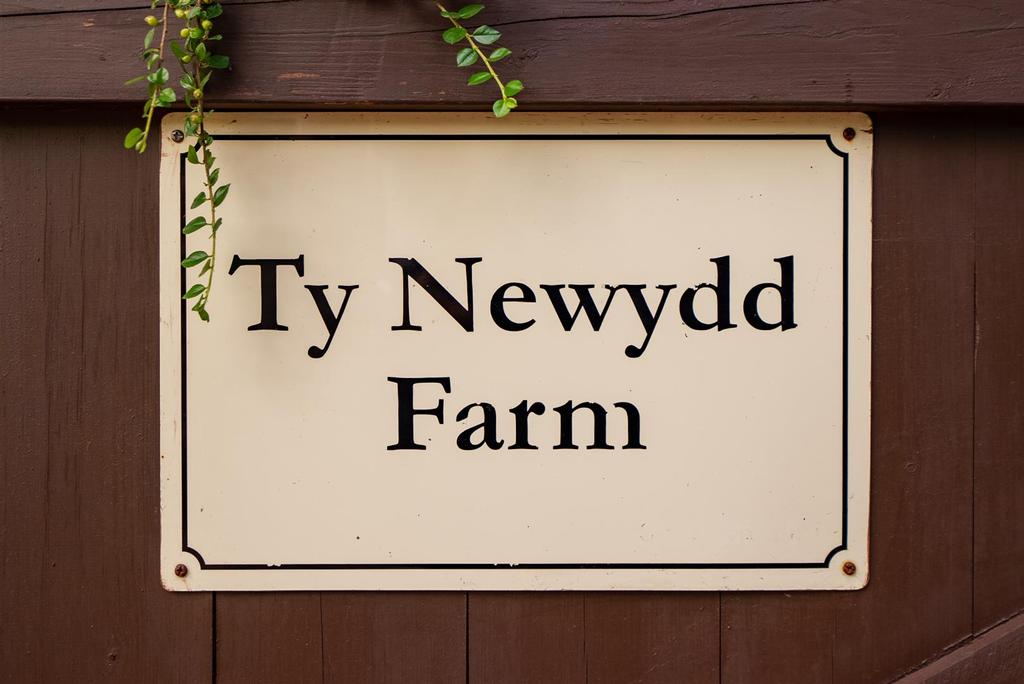A page   Ty NEwydd Farm   Web (33 of 109).jpg
