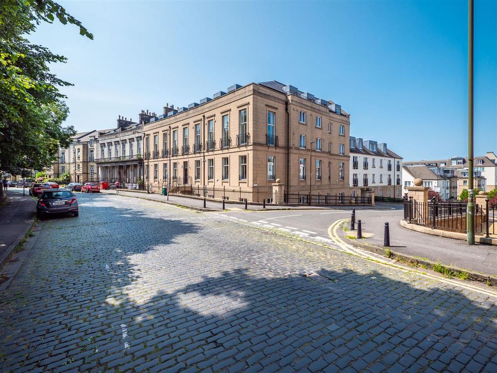9/13 Hopetoun Crescent, Edinburgh, EH7 4AU 2 bed property £285,000