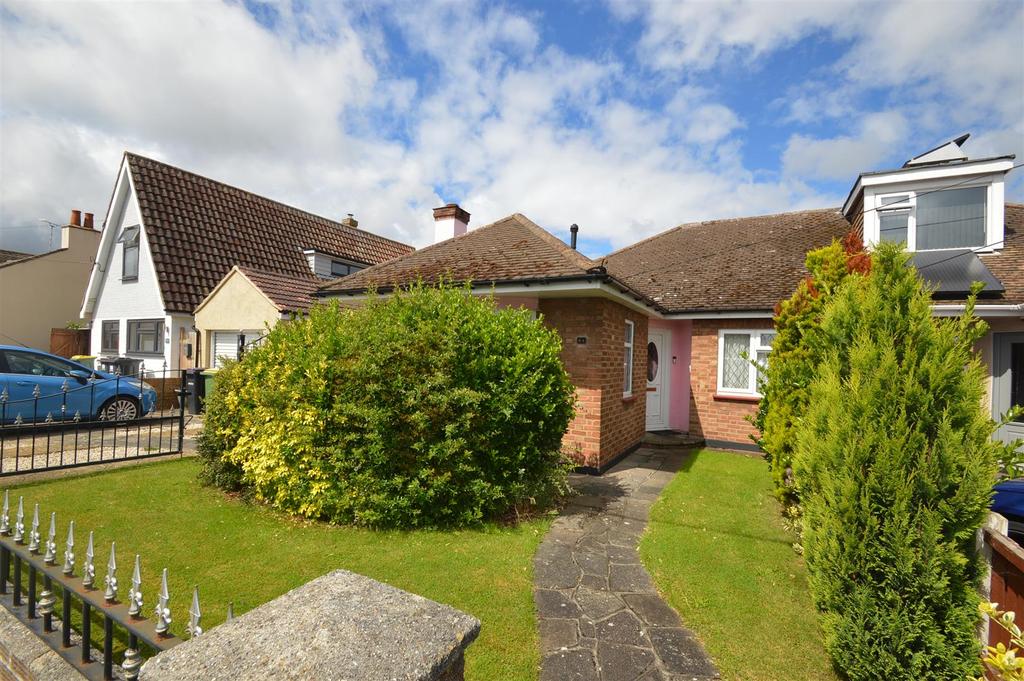 Sutton Court Drive, Rochford 2 bed semidetached bungalow £330,000
