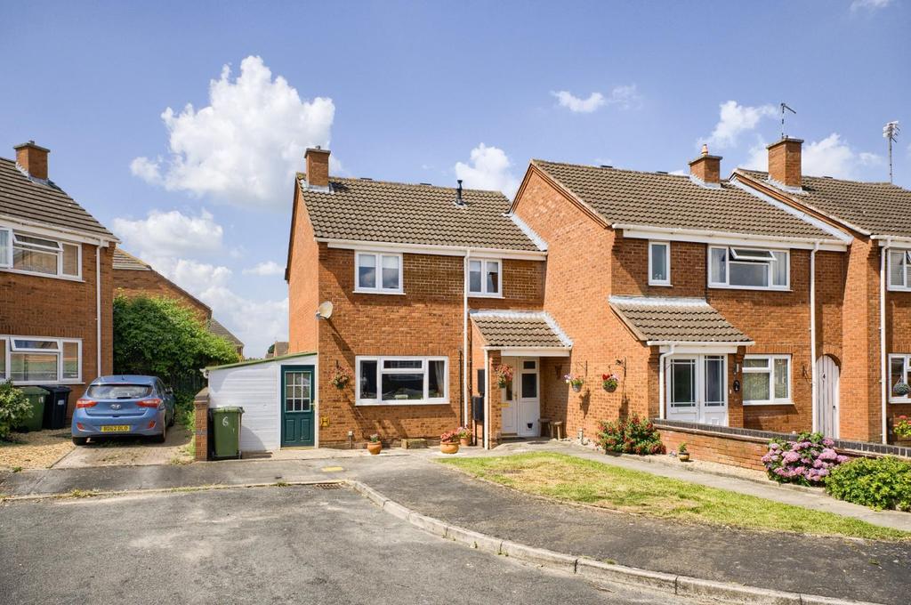 Hellidon Close, Leamington Spa 3 bed end of terrace house £280,000