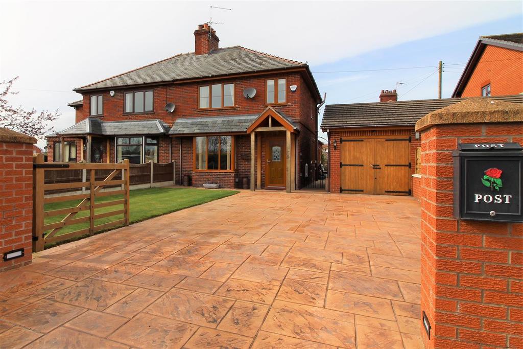 Grange Road, Penley, Wrexham 3 bed house £850 pcm (£196 pw)