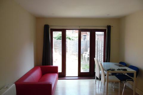 3 bedroom terraced house to rent, Oxford Rd, Leicester LE2