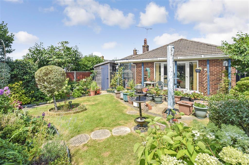 Longwood Avenue, Waterlooville... 2 bed semidetached bungalow £330,000