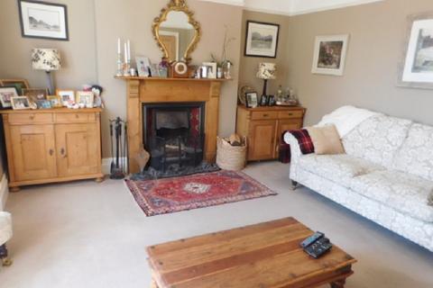 16 Crescent Road, Llandeilo, SA19 6HL