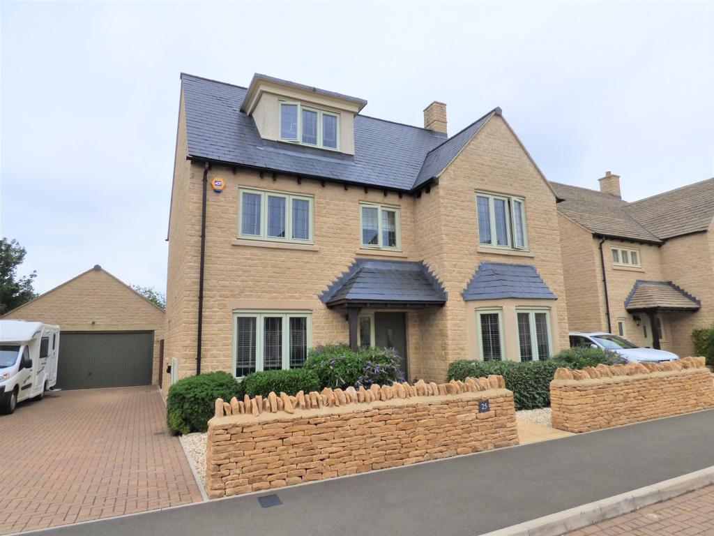 Old Railway Close, Lechlade 5 bed detached house £660,000