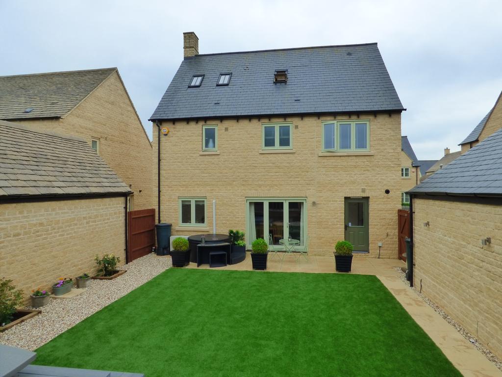 Old Railway Close, Lechlade 5 bed detached house £660,000
