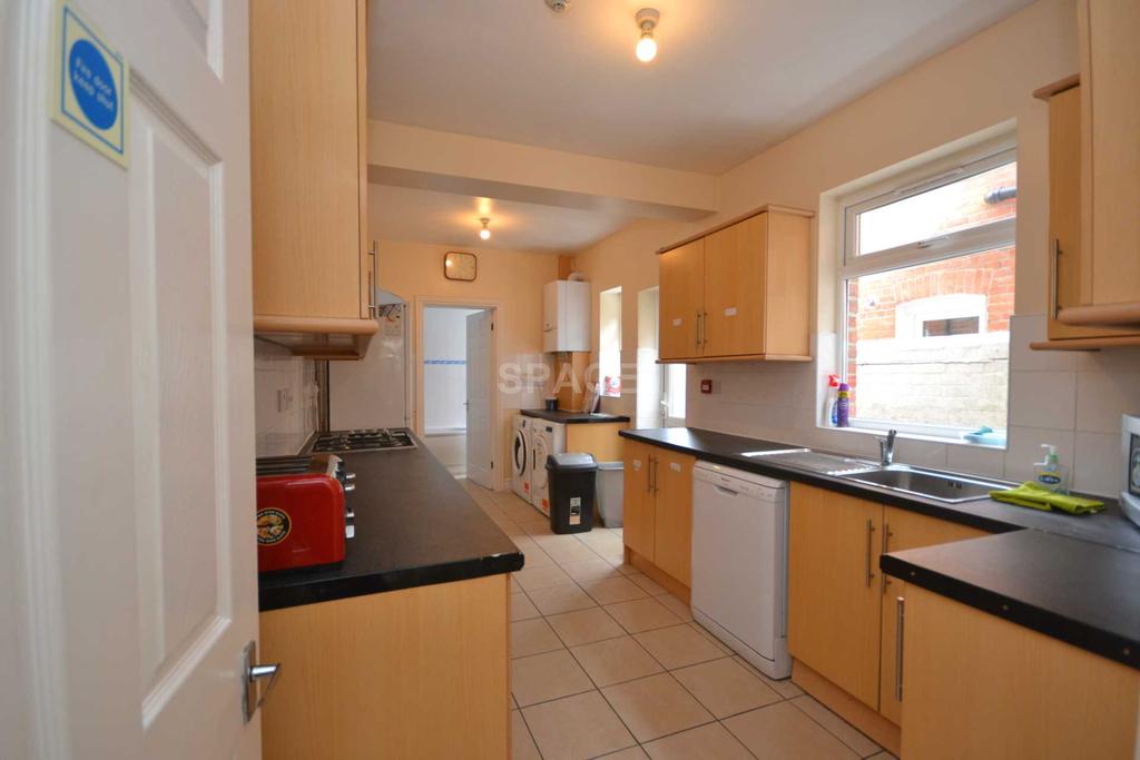 Norris Road, Reading, Berkshire, RG6 1NJ 1 bed in a house share £495