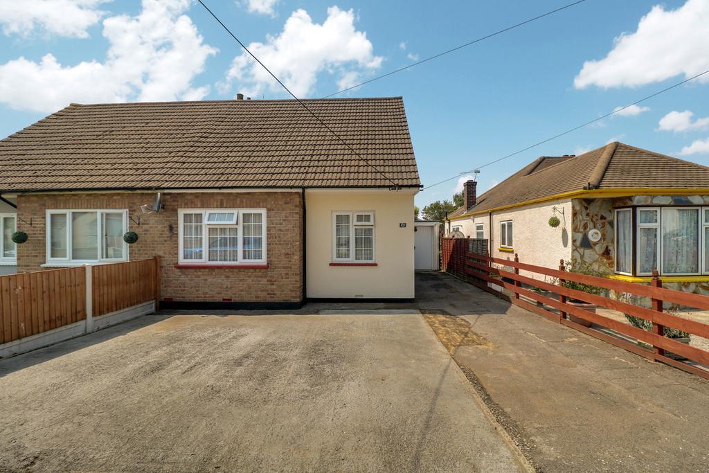 Kents Hill Road North, Benfleet, SS7 2 bed semidetached bungalow £