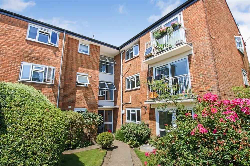 Newlands Crescent, East Grinstead... 2 bed flat £180,000
