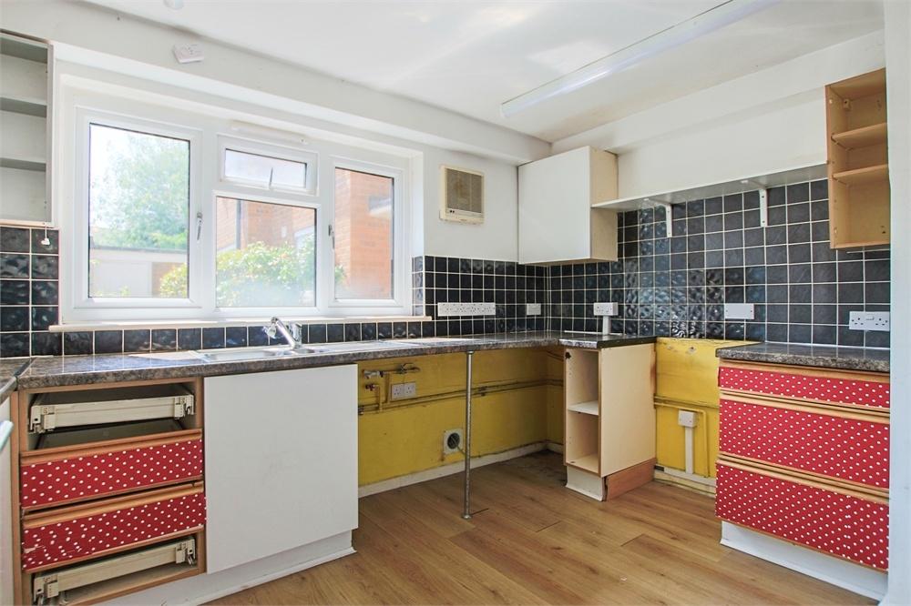 Newlands Crescent, East Grinstead, West Sussex 2 bed flat £180,000