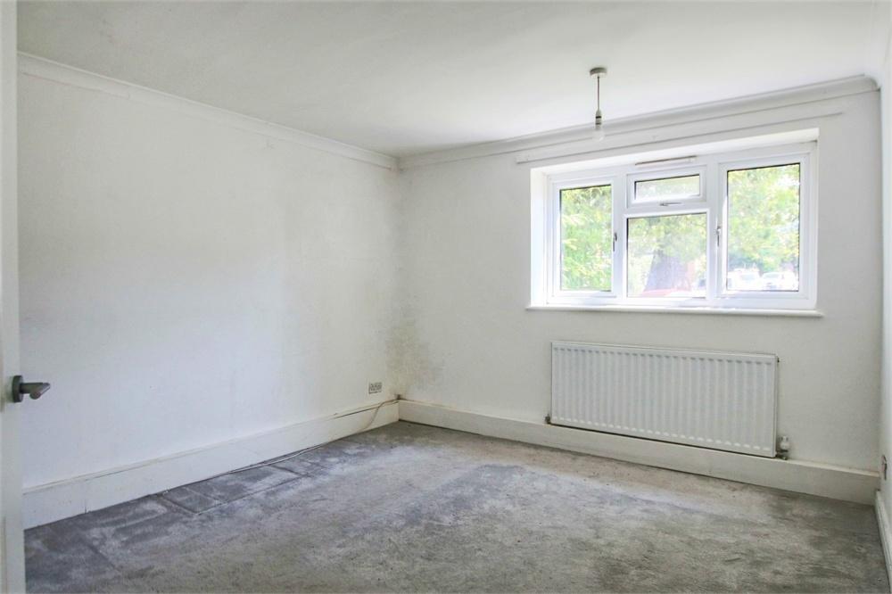 Newlands Crescent, East Grinstead... 2 bed flat £180,000