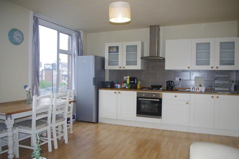 4 bedroom flat to rent, FOUR BEDROOM FLAT  TO LET  WEST HENDON BROADWAY  NW9