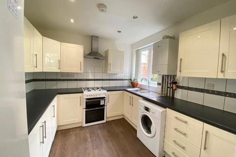 3 bedroom semi-detached house to rent, Carrington Road, Hp12