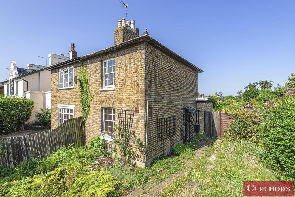 Old Charlton Road, Shepperton, TW17 2 bed semidetached house £450,000