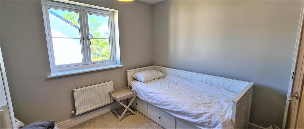 Second bedroom (2).jpg