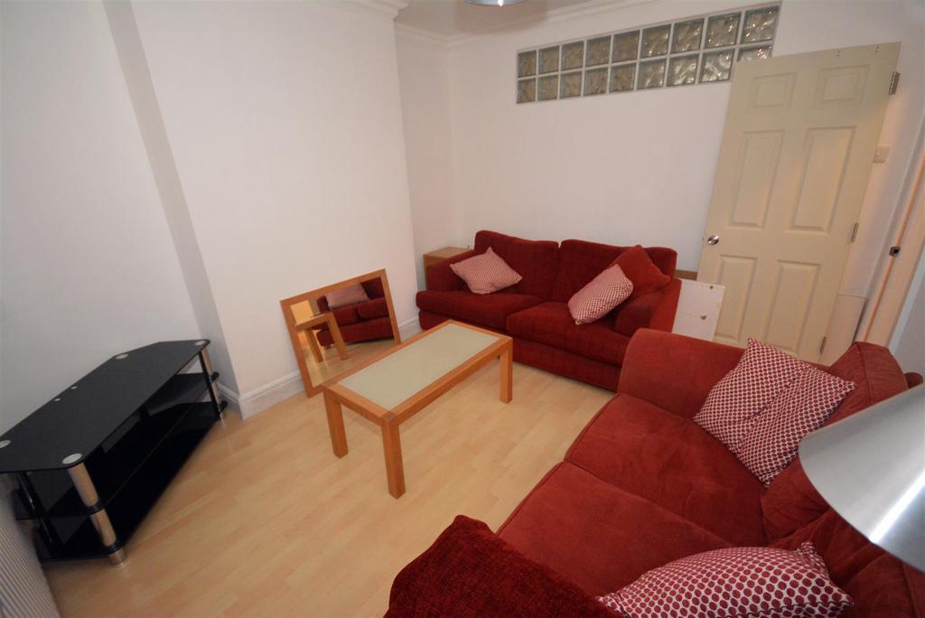 Ferry Road, Grangetown, Cardiff 1 bed terraced house £415 pcm (£96 pw)