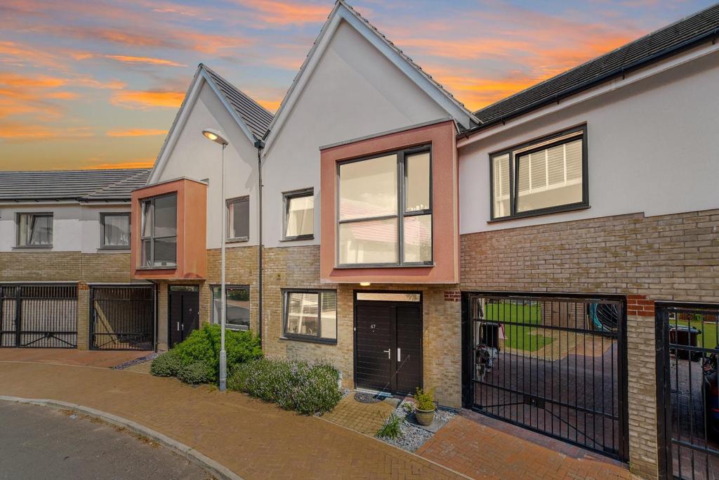 Endeavour Way, Colchester 3 bed semidetached house £390,000