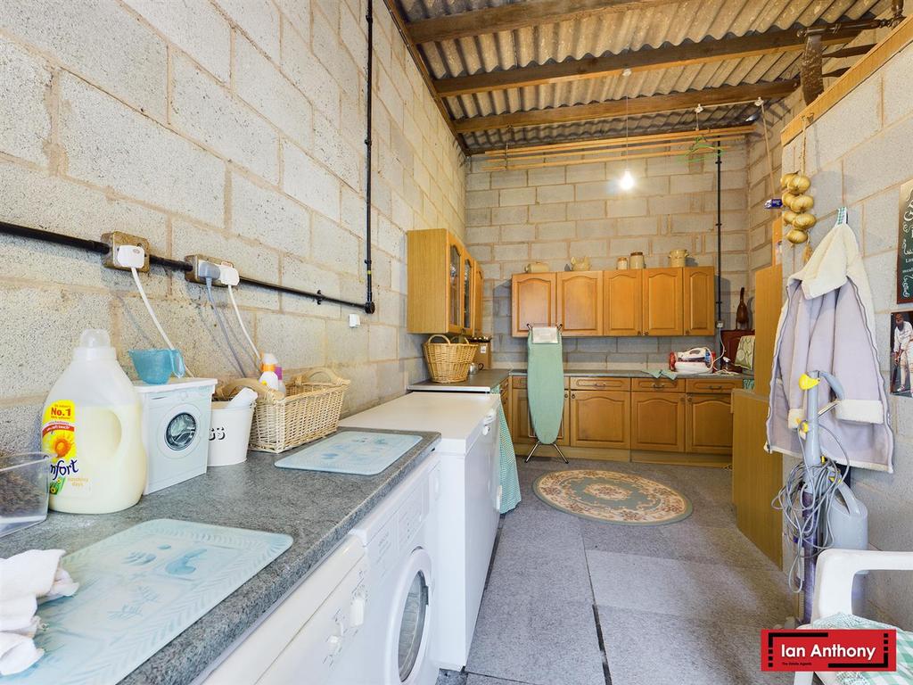 Outbuilding / utility