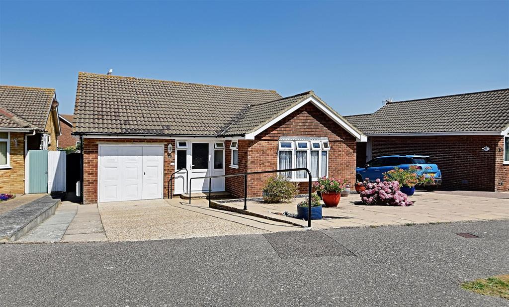Ridgewood Gardens, BexhillOnSea 3 bed detached bungalow for sale £