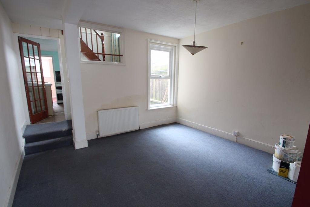 Pelham Road, Cowes 2 bed house £750 pcm (£173 pw)