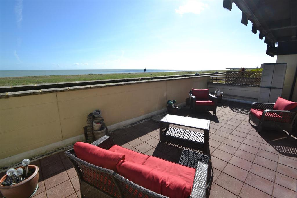 Chatham Green, Eastbourne 2 bed flat £310,000