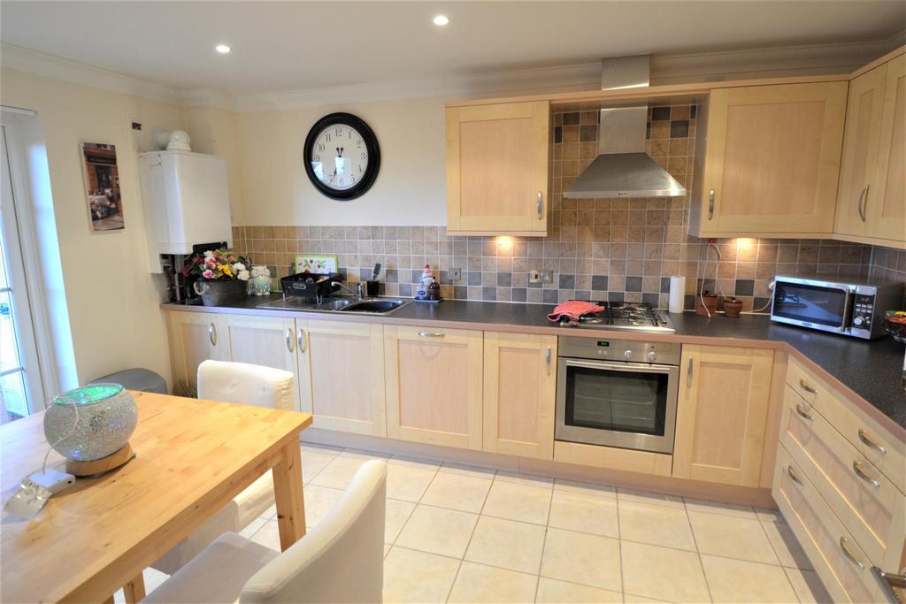 Chatham Green, Eastbourne 2 bed flat £310,000