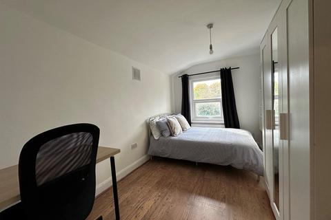 4 bedroom terraced house to rent, Kirkwood Road, Nunhead, London, SE15