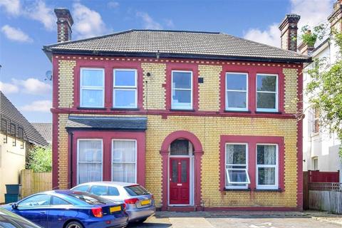 Flat 5, 29 Queens Road, Wallington, SM6 0AG