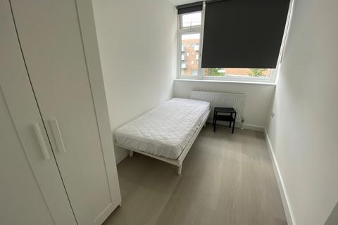 1 bedroom in a flat share to rent, Carmen Street, Poplar, E14