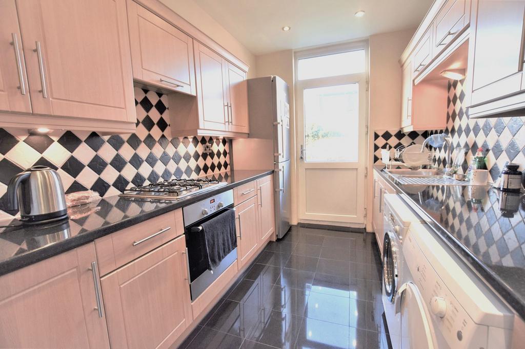 Fowey Avenue, Redbridge IG4 5JT 3 bed semidetached house to rent £