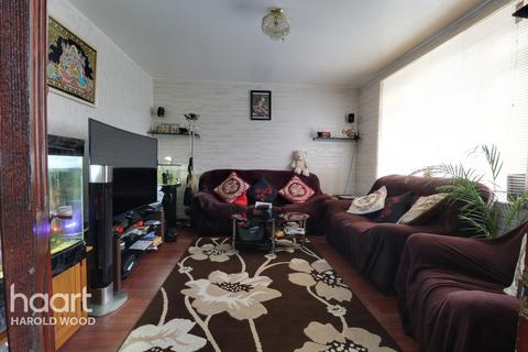 16 Melksham Close, Romford, RM3 8QX