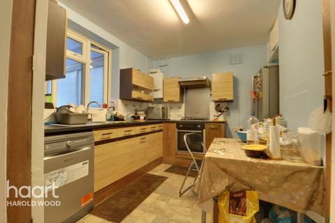 16 Melksham Close, Romford, RM3 8QX