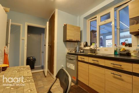 16 Melksham Close, Romford, RM3 8QX