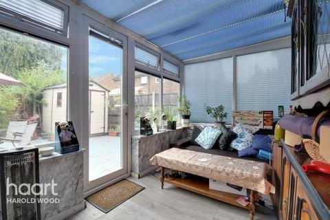 16 Melksham Close, Romford, RM3 8QX