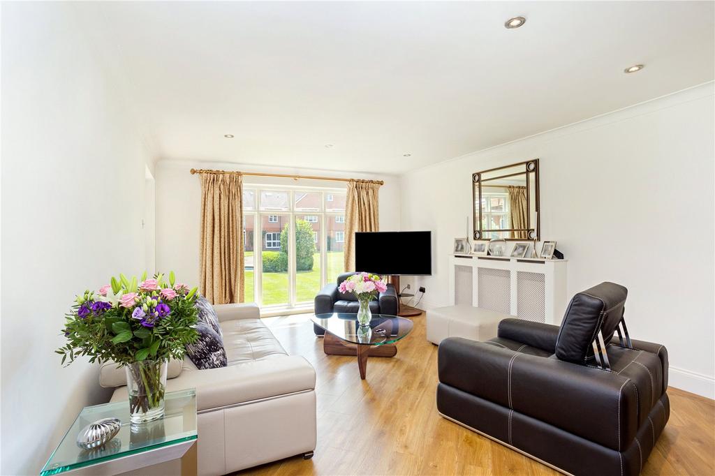 Pine Lodge, Leigh Corner, Cobham, Surrey, KT11 2 bed apartment £565,000