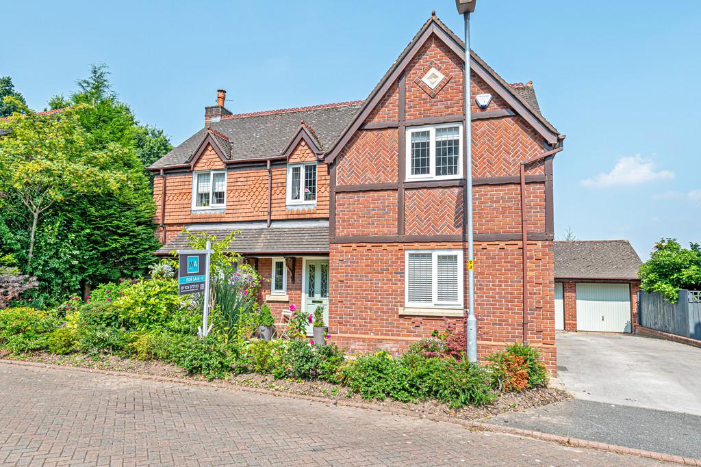 Shepperton Close, Appleton 4 bed detached house £575,000