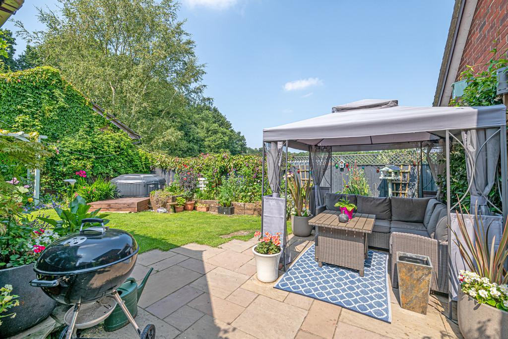 Shepperton Close, Appleton 4 bed detached house £575,000