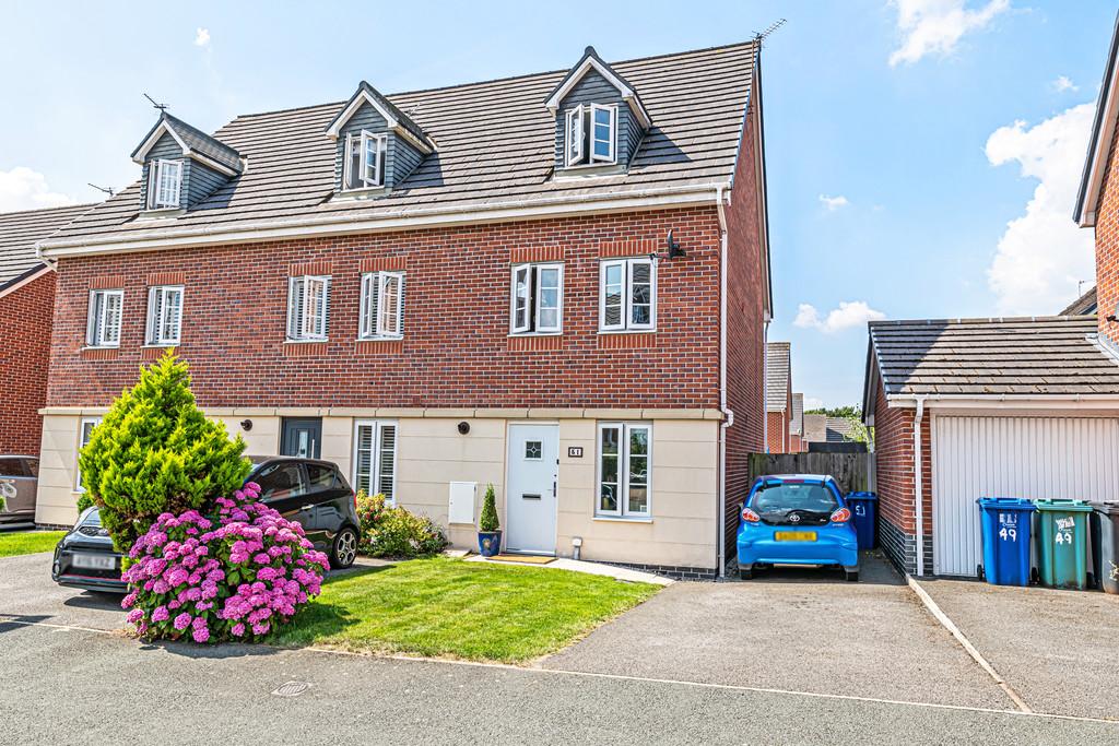 Phoenix Place, Chapelford... 3 bed townhouse £220,000