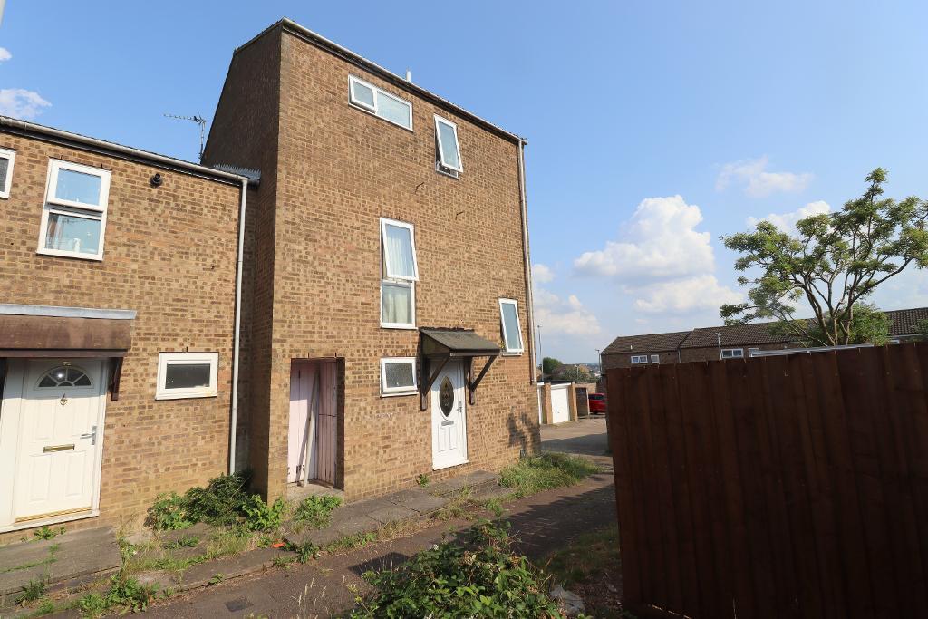 Petersfield Gardens, Marsh Farm, Luton, Bedfordshire, LU3 3TY 3 bed