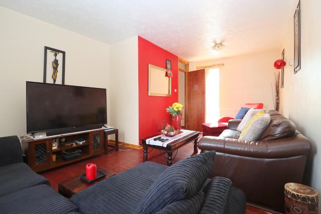 Petersfield Gardens, Marsh Farm, Luton, Bedfordshire, LU3 3TY 3 bed