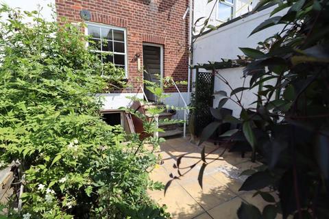 2 bedroom terraced house to rent, Queens Road, Wivenhoe, CO7