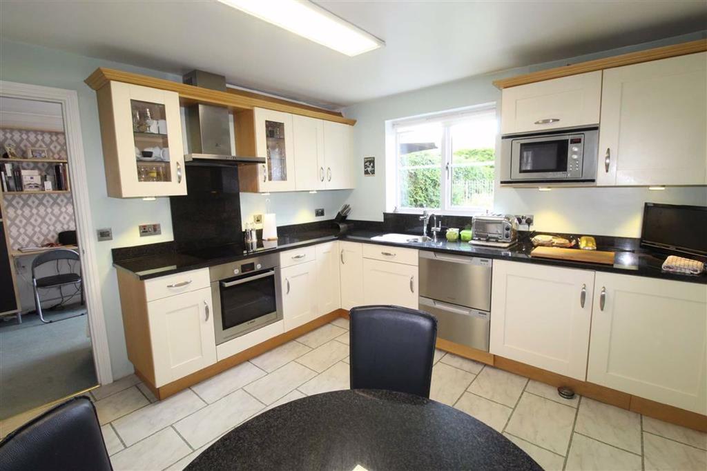Overdale Drive, Glossop 3 bed detached house £330,000