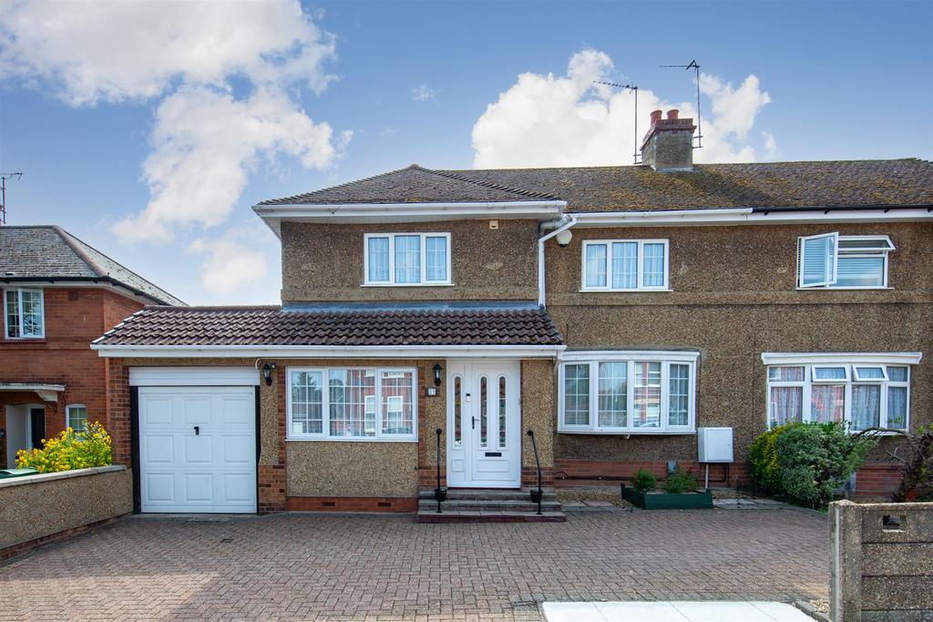 Garden Road, Dunstable 3 bed semidetached house £395,000