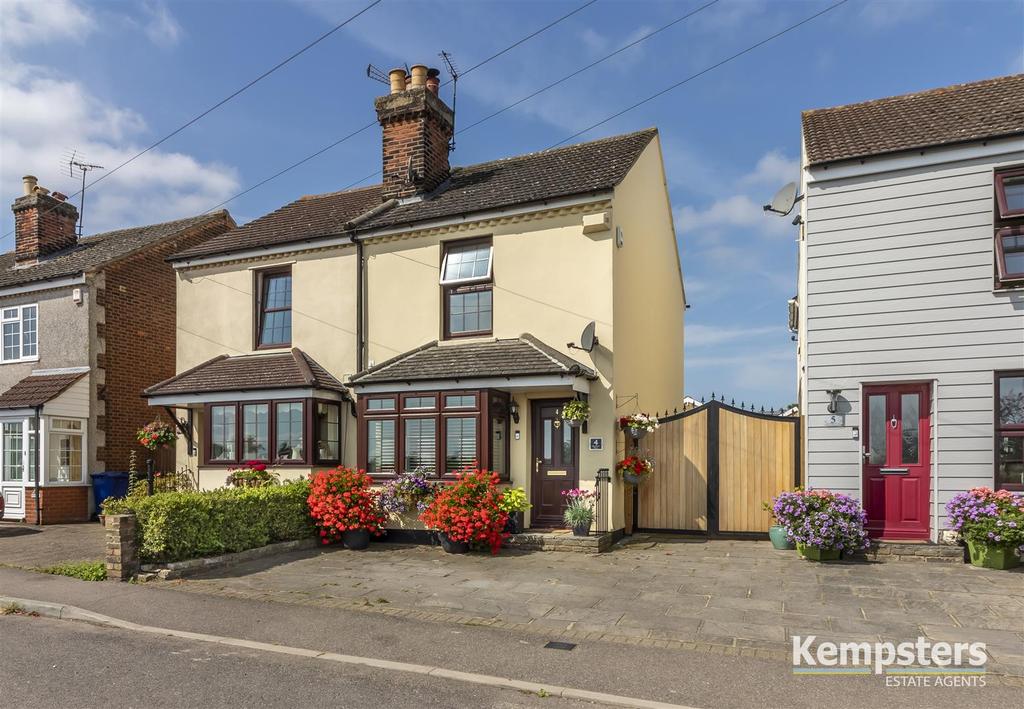 High Road, HorndonOnTheHill... 2 bed semidetached house £385,000