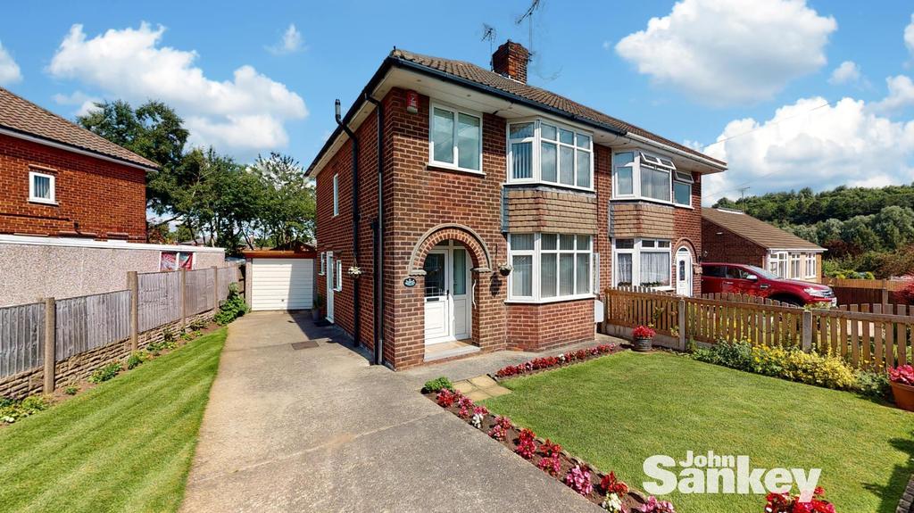 Central Drive, Clipstone Village, Mansfield 3 bed semidetached house £165,000