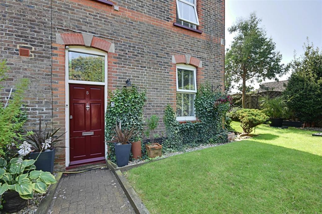 Beatrice Walk, Gunters Lane... 6 bed end of terrace house £510,000