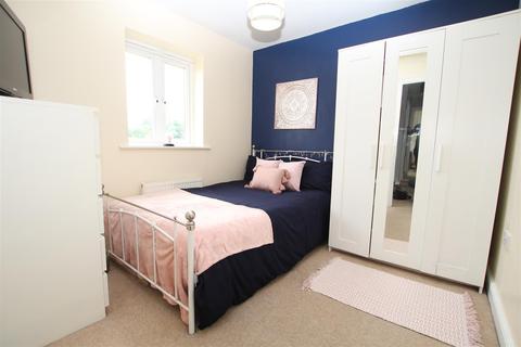 27 Cameron Grove, Eccleshill, Bradford, BD2 3DG