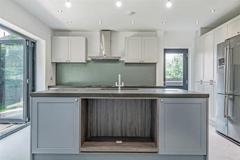 4 Vicarage Close, Worcester Park, KT4 7LZ