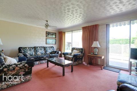 1 Quarles Close, Romford, RM5 2LP