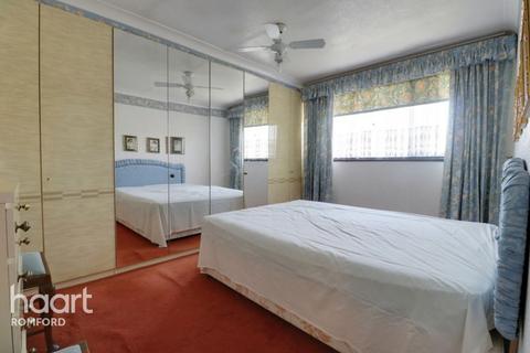 1 Quarles Close, Romford, RM5 2LP